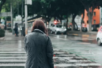 frente-fria-traz-chuva-e-provoca-queda-de-temperatura-em-sp;-veja-ate-quando