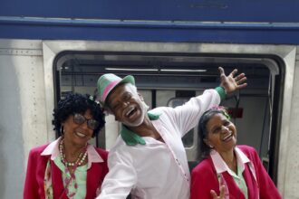 trem-do-samba-completa-30-anos-e-une-memoria,-tradicao-e-rodas-de-samba-em-comitiva-que-parte-da-central-para-oswaldo-cruz