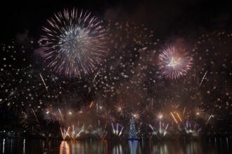 arvore-de-natal-da-lagoa-e-acesa-apos-cinco-anos-de-hiato