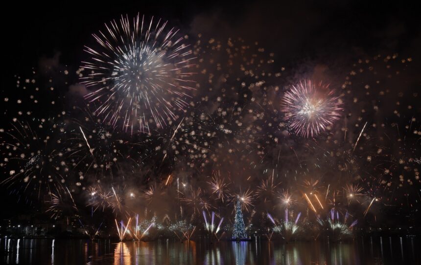 arvore-de-natal-da-lagoa-e-acesa-apos-cinco-anos-de-hiato