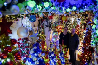 ja-montou-a-sua?-casal-bate-proprio-recorde-com-621-arvores-de-natal