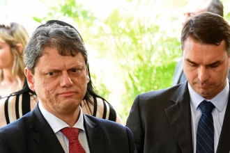 flavio-bolsonaro-diz-agora-que-candidatura-e-irreversivel-e-que-sobrenome-e-vantagem-sobre-tarcisio
