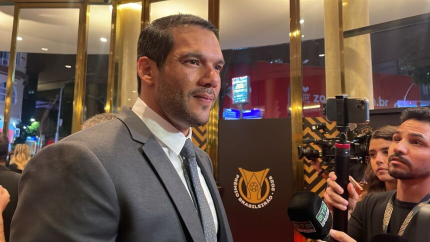 presidente-da-cbf-projeta-discussoes-sobre-gramado-sintetico-no-brasil;-flamengo-pede-padronizacao