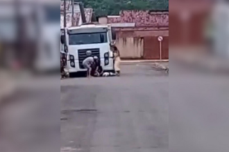 policial-militar-e-afastado-apos-video-mostrar-agressao-a-idoso-no-meio-da-rua-por-causa-de-cachorro