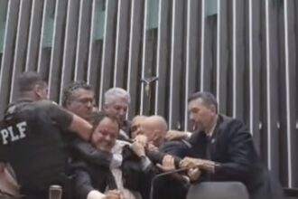 glauber-braga,-retirado-a-forca-do-plenario,-denuncia-‘acao-golpista’