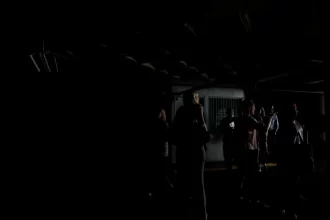 ucrania-corta-ate-luz-de-poste-para-poupar-energia-derrubada-pela-russia