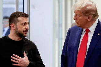 trump-pressiona,-e-zelenski-agora-admite-eleicao-com-lei-marcial