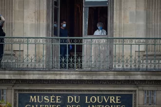 roubo-do-louvre-nao-foi-evitado-‘por-30-segundos’,-aponta-inquerito