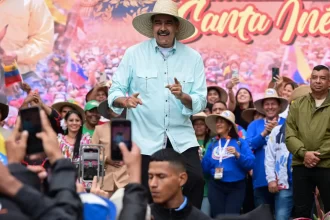 maduro-canta-“don’t-worry,-be-happy”-em-meio-a-tensao-com-os-eua