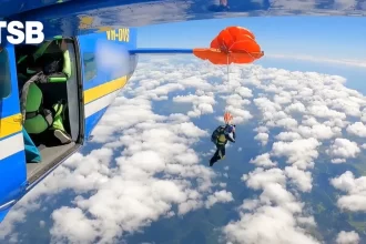 video-mostra-momento-em-que-paraquedista-fica-preso-na-asa-de-aviao