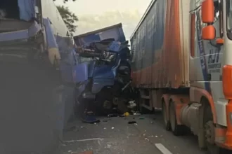 engavetamento-com-seis-veiculos-na-dutra-deixa-um-morto-e-43-feridos-em-sp