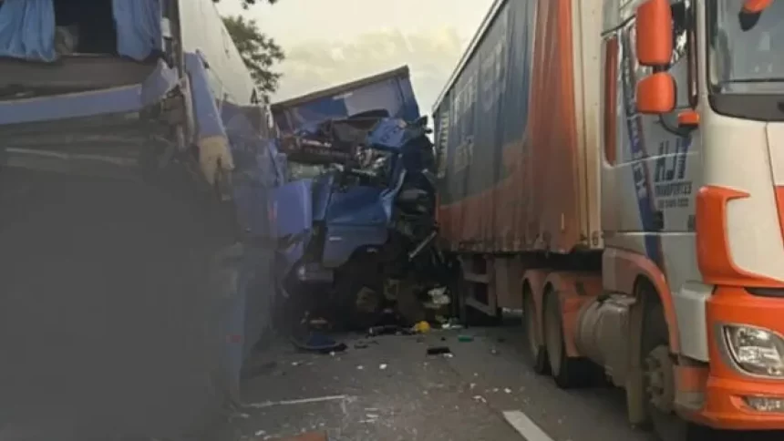 engavetamento-com-seis-veiculos-na-dutra-deixa-um-morto-e-43-feridos-em-sp