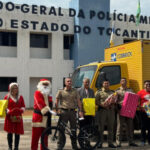 acao-solidaria:-pmto-e-papai-noel-dos-correios-entregam-presentes-e-emocionam-criancas-em-palmas