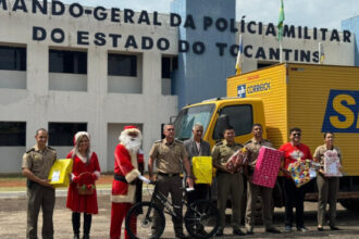 acao-solidaria:-pmto-e-papai-noel-dos-correios-entregam-presentes-e-emocionam-criancas-em-palmas