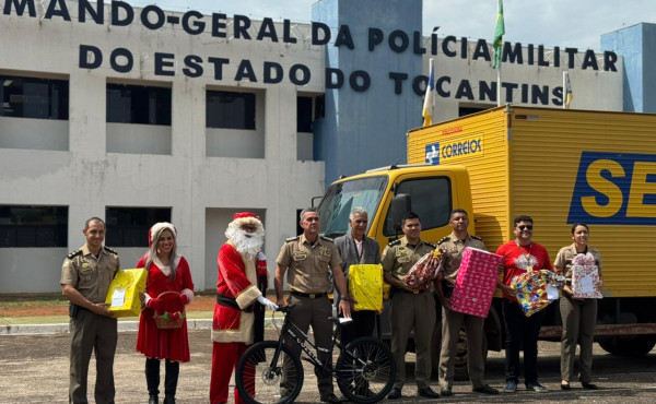 acao-solidaria:-pmto-e-papai-noel-dos-correios-entregam-presentes-e-emocionam-criancas-em-palmas
