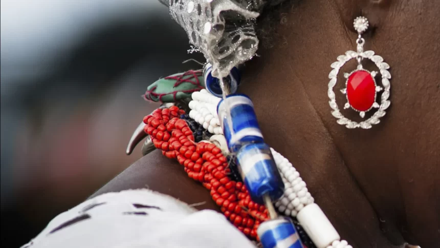 adolescente-e-agredida-por-usar-guia-de-orixa-em-escola-de-mt,-diz-familia
