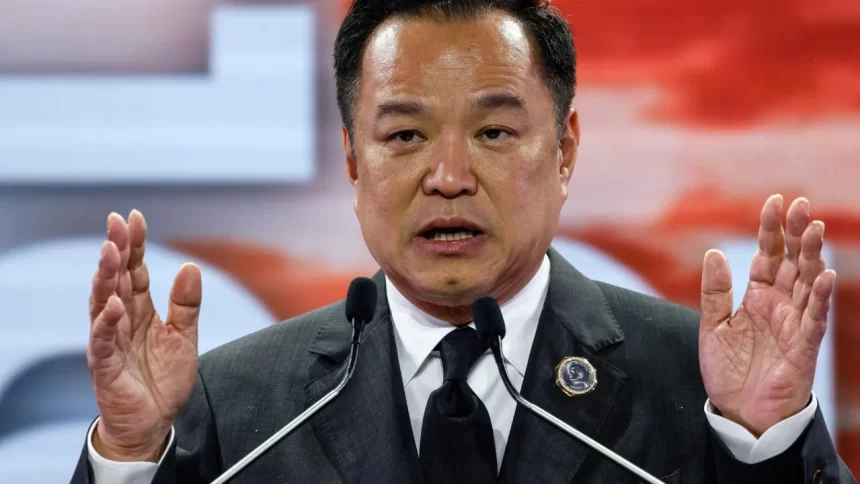 premie-da-tailandia-pede-dissolucao-do-parlamento-e-amplia-crise-politica