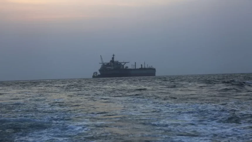 petroleiro-capturado-pelos-eua-perto-da-venezuela-sera-levado-a-porto-americano,-diz-casa-branca