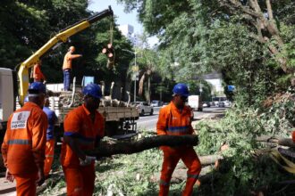 ha-dois-dias-sem-luz,-moradores-de-sao-paulo-se-adaptam-e-protestam