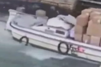 mulher-rouba-barco-em-veneza-e-acaba-batendo-em-ponte-historica