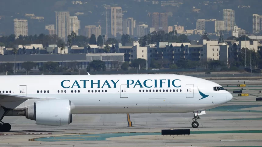 jovem-de-20-anos-e-detido-apos-tentar-abrir-porta-de-aviao-durante-voo