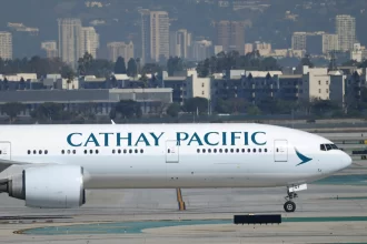 jovem-de-20-anos-e-detido-apos-tentar-abrir-porta-de-aviao-durante-voo