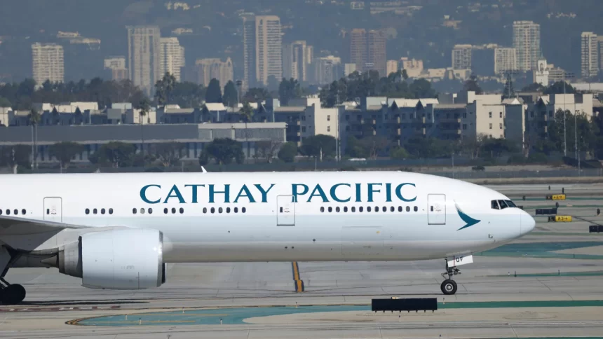 jovem-de-20-anos-e-detido-apos-tentar-abrir-porta-de-aviao-durante-voo