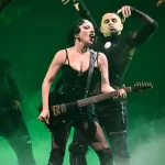 lady-gaga-interrompe-espetaculo-apos-queda-de-dancarino.-“esta-bem?”