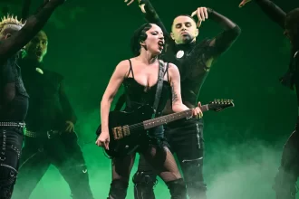 lady-gaga-interrompe-espetaculo-apos-queda-de-dancarino.-“esta-bem?”