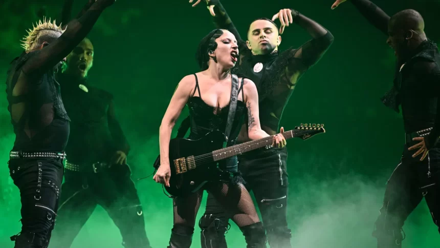 lady-gaga-interrompe-espetaculo-apos-queda-de-dancarino.-“esta-bem?”