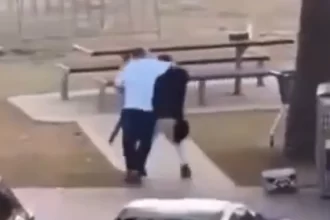 homem-aborda-e-desarma-terrorista-em-praia-de-sydney;-video