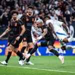 hugo-souza-brilha-nos-penaltis,-corinthians-bate-cruzeiro-e-vai-a-final-da-copa-do-brasil