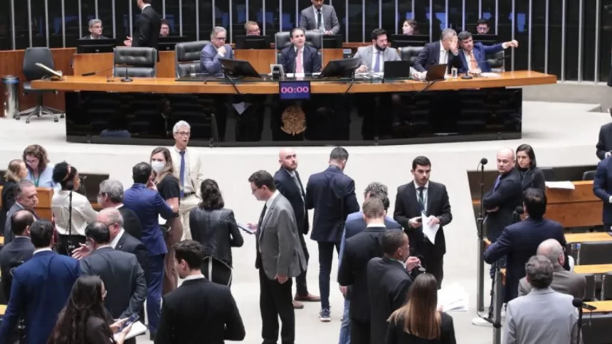 por-330-a-104-votos,-camara-aprova-texto-principal-da-regulamentacao-da-reforma-tributaria