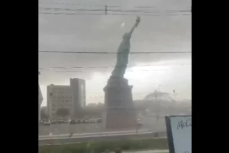 tempestade-derruba-replica-da-estatua-da-liberdade-no-rs;-veja-as-imagens