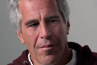 e-mails-revelam-epstein-orientando-bilionario-acusado-de-abuso-sexual