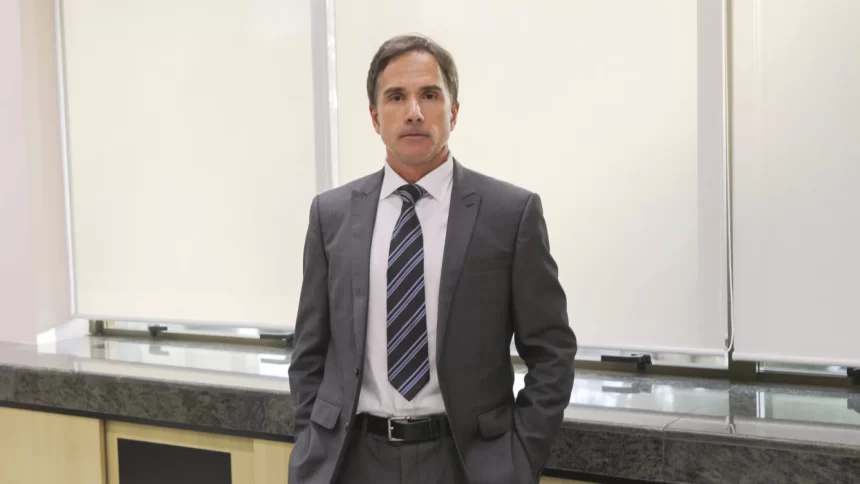 ex-juiz-da-lava-jato-e-visto-furtando-champanhe-francesa-de-r$-400