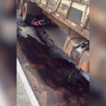 moto-vai-parar-embaixo-de-caminhao-em-cruzamento-e-deixa-motociclista-ferido;-video