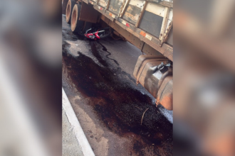 moto-vai-parar-embaixo-de-caminhao-em-cruzamento-e-deixa-motociclista-ferido;-video