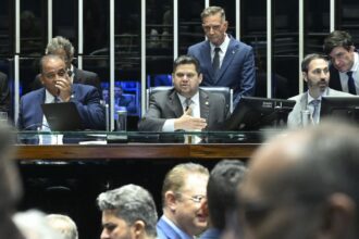 senado-aprova-pl-que-reduz-penas-de-condenados-do-8/1-e-trama-golpista
