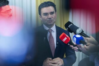 celso-sabino-anuncia-saida-do-ministerio-do-turismo