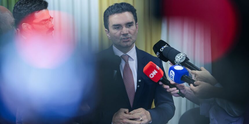 celso-sabino-anuncia-saida-do-ministerio-do-turismo