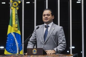 senador-weverton-rocha-e-filho-do-‘careca-do-inss’-sao-alvos-da-pf-em-operacao-que-apura-descontos-indevidos