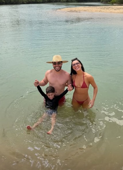 apos-festa,-murilo-huff-viaja-com-a-noiva-e-filho-que-teve-com-marilia-mendonca