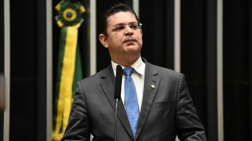 pf-apreende-r$-430-mil-em-dinheiro-vivo-na-casa-de-lider-do-pl-sostenes-cavalcante