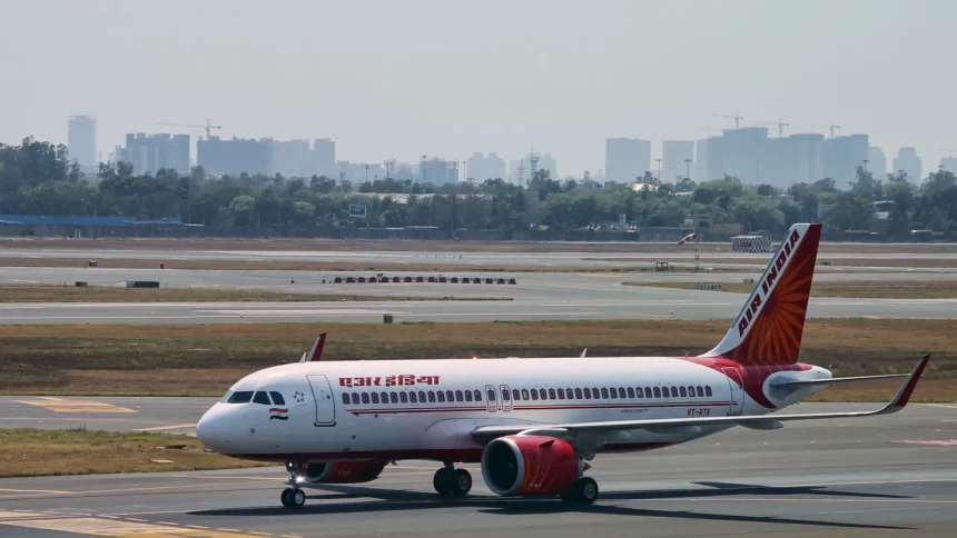 aviao-que-sumiu-ha-13-anos-e-encontrado-abandonado-em-aeroporto-na-india