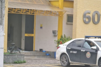 homem-e-detido-apos-quebrar-porta-de-entrada-da-60a-dp-e-vidros-de-viaturas