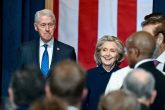 clinton-minimiza-ficheiros-epstein-e-acusa-trump-de-desviar-atencoes