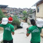 acao-social-‘por-um-natal-melhor’-celebra-20-anos-com-distribuicao-de-mais-2-mil-cestas-basicas-em-comunidades-do-rio