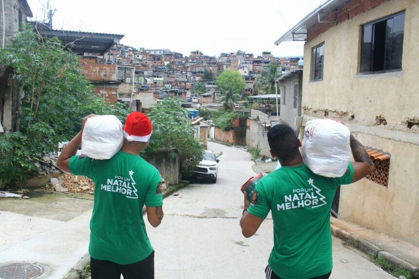 acao-social-‘por-um-natal-melhor’-celebra-20-anos-com-distribuicao-de-mais-2-mil-cestas-basicas-em-comunidades-do-rio