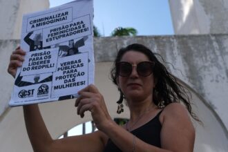 ato-nos-arcos-da-lapa-pede-fim-da-violencia-contra-mulheres-e-lgbtqia+